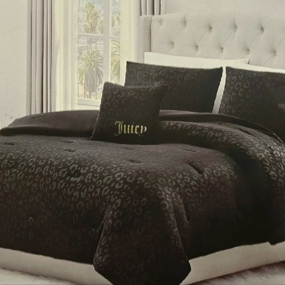Juicy Couture Home Leopard Plush Queen Comforter Set- Black